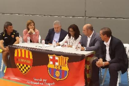 Nens de l’EFS Comtat d’Urgell amb representants de tots dos clubs i autoritats.