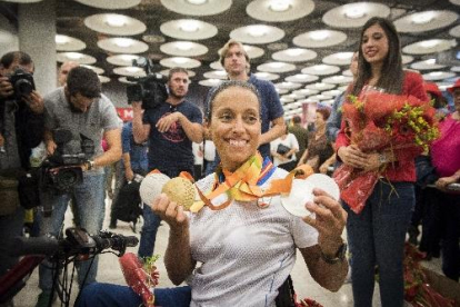 Saül Craviotto i Joan Reñé, ahir a la Diputació, observen les quatre medalles que atresora el palista.