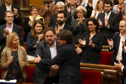 Carles Puigdemont abraça el vicepresident, Oriol Junqueras.