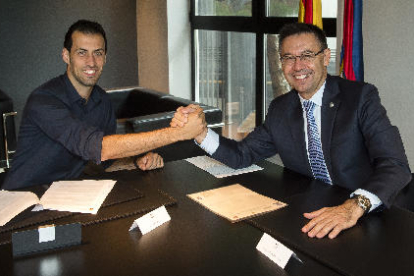 Sergio Busquets, amb el president Josep Maria Bartomeu, després de la firma de la renovació.