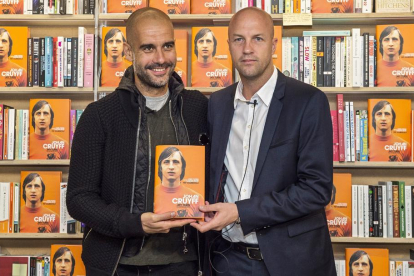 Pep Guardiola i Jordi Cruyff ahir durant la presentació del llibre a Londres.