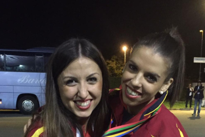 Mònica i la seua entrenadora Laia Fuentes posen amb la medalla.