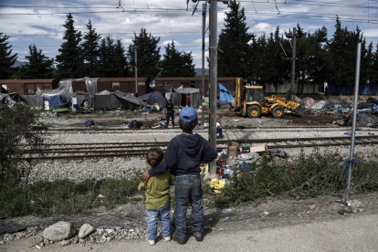 Nens desemparats ■ El nombre de nens no acompanyats detinguts en quarters de la policia grega a l’espera de ser traslladats a centres d’acollida ha augmentat de forma alarmant, segons va denunciar ahir l’organització humanitària Human Rights Watch (HRW).