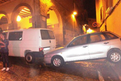 L’aigua va esfondrar part d’un habitatge al centre, va inundar la piscina coberta i va arrossegar alguns vehicles aparcats als carrers del nucli antic.