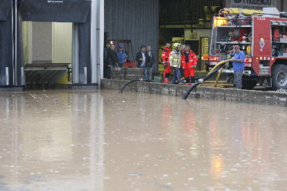 L’aigua va esfondrar part d’un habitatge al centre, va inundar la piscina coberta i va arrossegar alguns vehicles aparcats als carrers del nucli antic.