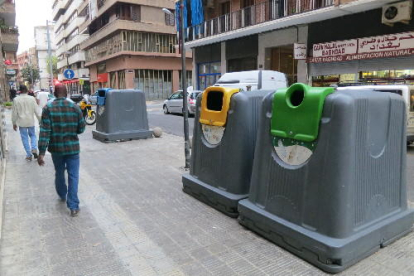 Contenidors de reciclatge separats dels d’escombraries i orgànica.