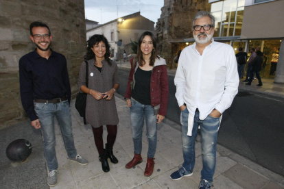 Parlon, ahir a Lleida entre Mònica Lafuente i Fèlix Larrosa.