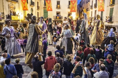 Veïns amb la càmera a la mà van gaudir ahir de la plantada de gegants a la plaça Major de Cervera.