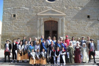 Veïns amb la càmera a la mà van gaudir ahir de la plantada de gegants a la plaça Major de Cervera.