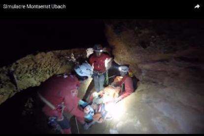 Simulacre de rescat dels GRAE a l’interior d’una gruta del Solsonès