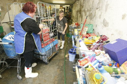 Articles d’un supermercat el magatzem del qual va quedar arrasat per l’acumulació d’aigua.