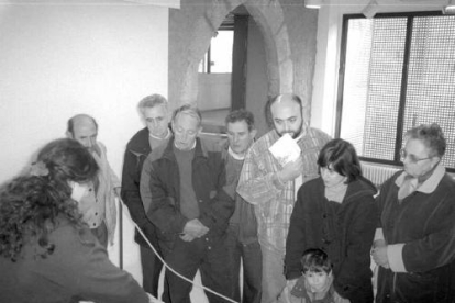 El suposat Gilbert Julien Ollier (al centre, assegut amb caçadora), durant el judici celebrat a l’Audiència de Lleida el 1997.
