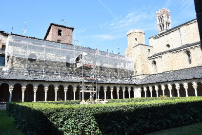 Imatge actual de les obres de rehabilitació de la catedral de Santa Maria d’Urgell.