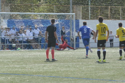 Amb aquest llançament de penal l’Ebro va empatar el partit quan només faltaven cinc minuts per al final.