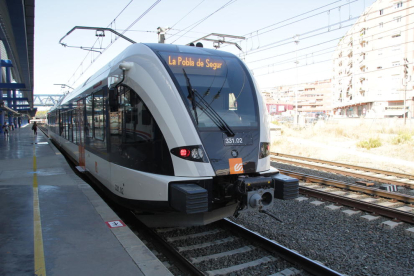 El tren de la línia de la Pobla va ser operat ahir ja per maquinistes de FGC a l’estació de Lleida.