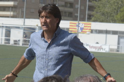 Cristian Fernández celebra el seu gol, amb el qual el Lleida es va avançar ahir al camp de l’Ebro, però que no va servir perquè l’equip guanyés el partit. 