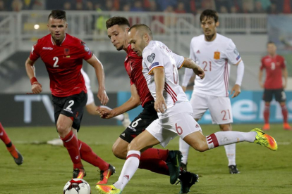 Andrés Iniesta intenta avançar davant de l’oposició d’un jugador albanès ahir durant el partit de classificació per al Mundial de Rússia del 2018.