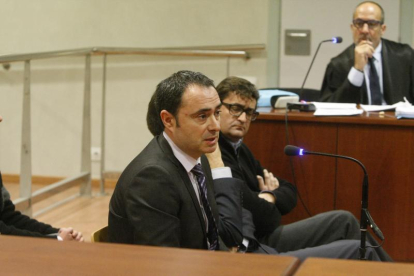 Jordi Alcalà, en primer terme, durant el judici a l’Audiència.