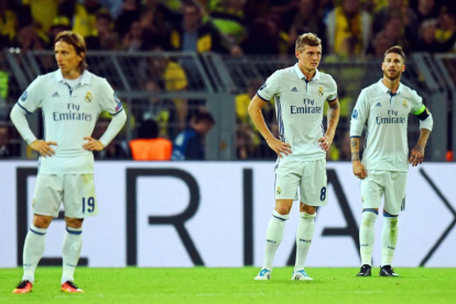 Modric, Kroos i Ramos es lamenten al finalitzar el partit per l’empat a última hora del Dortmund.