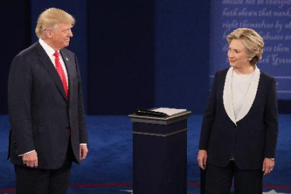 Els dos aspirants no es van donar la mà a l’inici del debat televisiu.