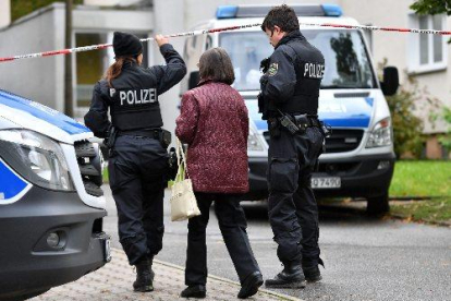 Oficials de policia parlen amb residents a Chemnitz.
