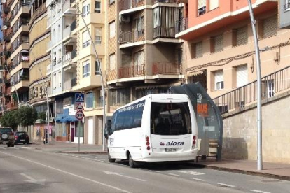 El bus de Fraga, en una de les parades del trajecte.