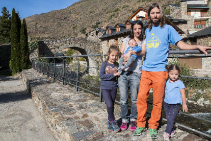 Oriol i Olalla amb els seus fills: Zoila (7), Sibil·la (4) i Ícar (1 mes).
