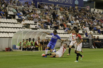 Fran Moreno, a la foto superant en carrera un rival, va ser l’estrella del partit amb els dos gols que van suposar la victòria davant de l’Hospitalet.