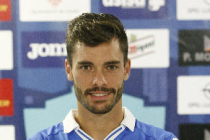 Fran Moreno, a la foto superant en carrera un rival, va ser l’estrella del partit amb els dos gols que van suposar la victòria davant de l’Hospitalet.