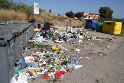 La presència de persones que remenen els contenidors deixa aquest punt del camí de la Mariola com si fos una deixalleria.
