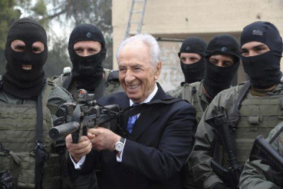 Peres, en una visita a una unitat anterrorista israeliana el 2011.