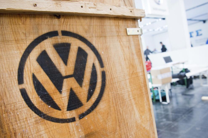 El logo de Volkswagen en una caixa.