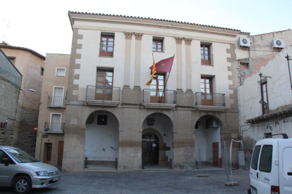 La fachada del ayuntamiento de Almenar