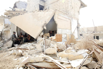 Imatge d’un edifici sirià esfondrat pels combats.