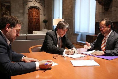Oriol Junqueras i Carles Puigdemont van rebre ahir la notificació de la interlocutòria del Constitucional.