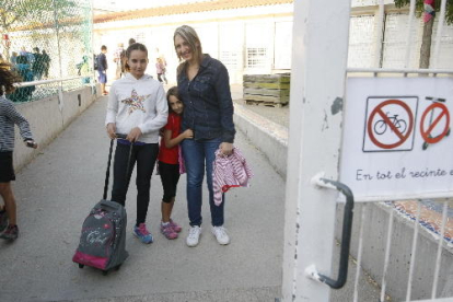 Ingrid Arilla, posant amb les seues filles Yurena i Leyre, a la porta de l’Enric Farreny ahir al matí.