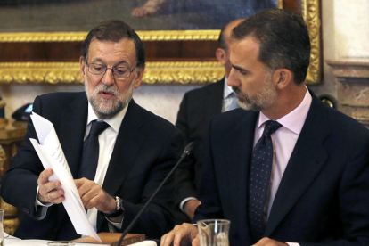 Felip VI i Rajoy, ahir durant la reunió del Patronat de l’Institut Cervantes al Palau Reial d’Aranjuez.