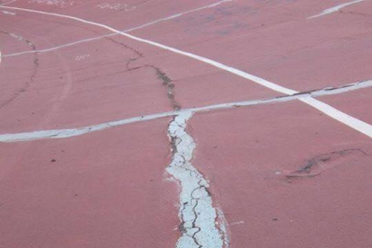 Un grup de corredors entrenant-se ahir a la pista del velòdrom del Camp d’Esports, que presenta un aspecte molt deteriorat.