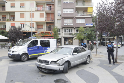 El vehicle accidentat va acabar al mig de la plaça Ricard Viñes sense causar cap ferit.