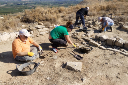 Treballs d’excavació al jaciment arqueològic de la serra del Calvari, a la Granja d’Escarp.