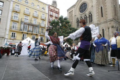 Ple a la plaça Sant Joan de Lleida ahir al migdia amb motiu del Festival de Jotes, l’acte més multitudinari de les festes del Pilar.