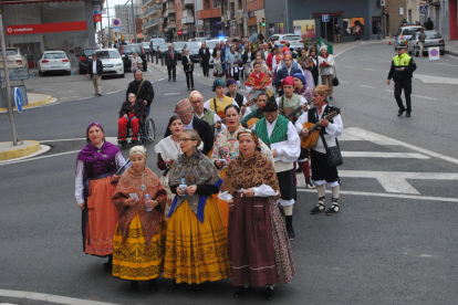 Ple a la plaça Sant Joan de Lleida ahir al migdia amb motiu del Festival de Jotes, l’acte més multitudinari de les festes del Pilar.