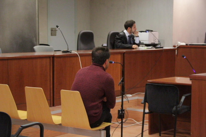 Vista de l’acusat ahir durant el judici celebrat a l’Audiència Provincial de Lleida.