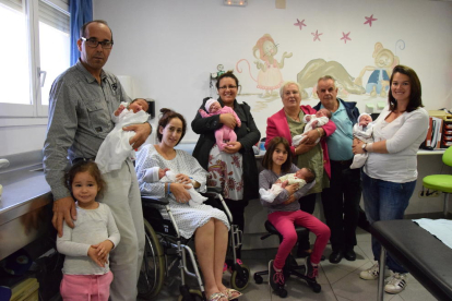 Els sis nadons, amb les seues famílies, dimecres al niu de l’hospital de la Seu d’Urgell.