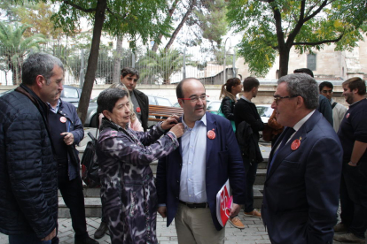 A l’esquerra, imatge de la visita d’ahir d’Iceta a Lleida, al costat de Tere Cunillera i Àngel Ros, per fer un dinar amb militants. A la dreta, Núria Parlon.