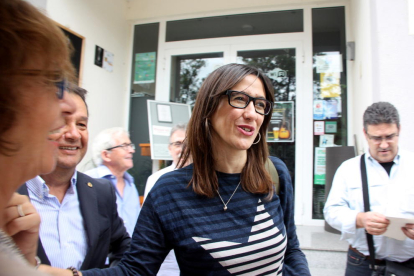 A l’esquerra, imatge de la visita d’ahir d’Iceta a Lleida, al costat de Tere Cunillera i Àngel Ros, per fer un dinar amb militants. A la dreta, Núria Parlon.