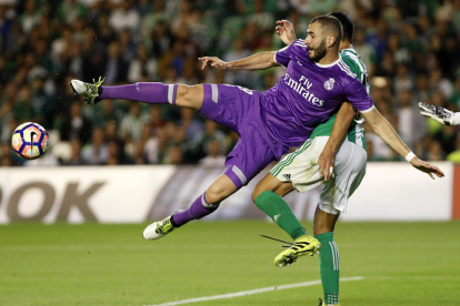 Karim Benzema intenta rematar davant de l’argelià Aissa Mandi, defensa del Betis.