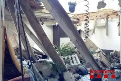 Una imatge del sostre esfondrat sobre la terrassa de l’edifici.