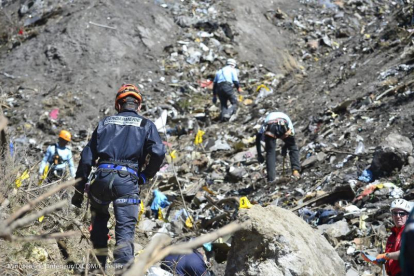 Imatge d’arxiu dels equips de rescat mentre treballen al lloc de la catàstrofe aèria.