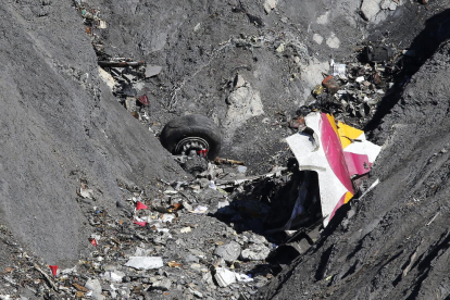 Restos del avión de la ruta Barcelona-Düsseldorf de Germanwings que se estrelló en marzo del 2015 en los Alpes franceses.